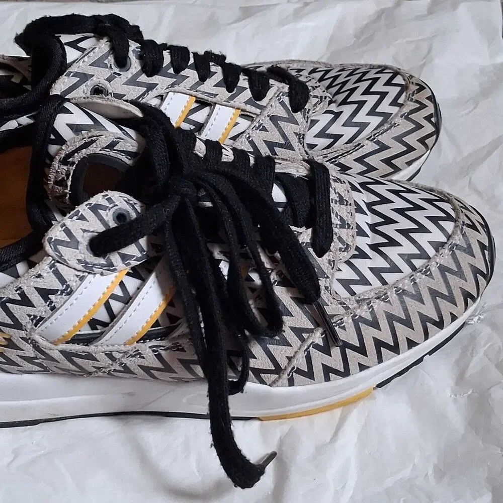 Adidas black / white zigzag pattern men's shoes size 7 yellow lining SHW 675001